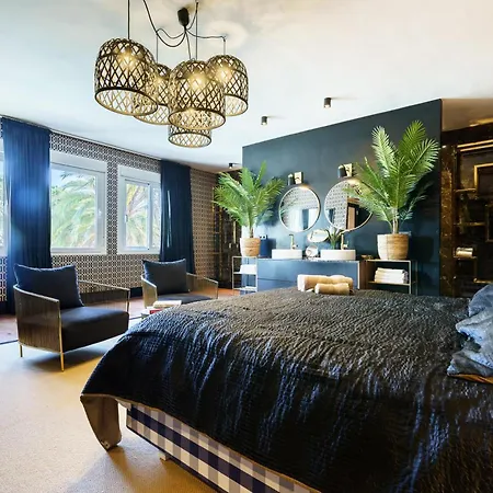 Golden Luxury Pool Retreat & - Happy